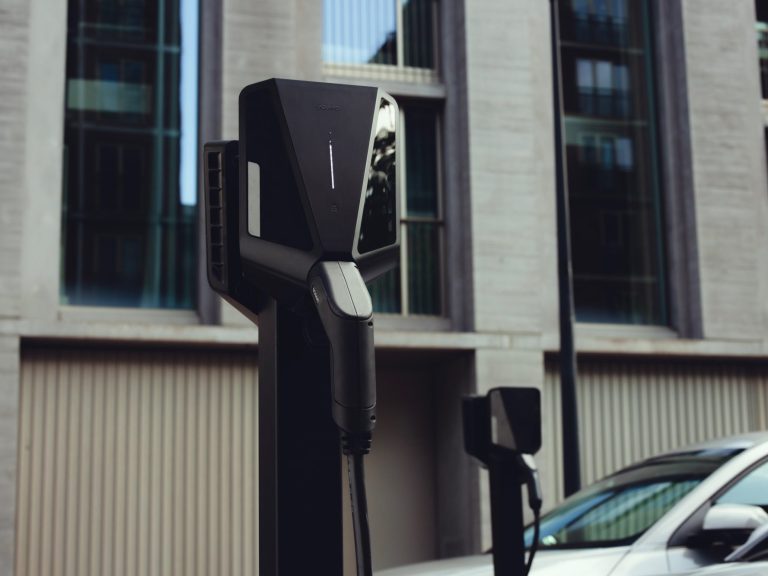 Moderne Energielösungen Tablet zeigt ein Haus mit Energieeffizienz-Skala in Farben von grün nach rot.